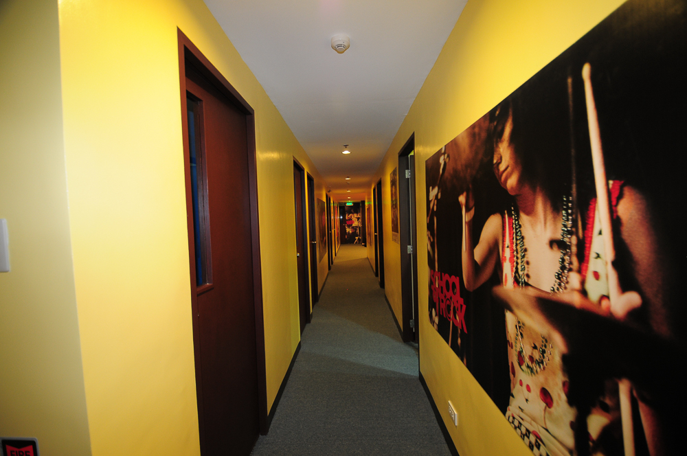 SchoolOfRock_JackieGo_Corridor