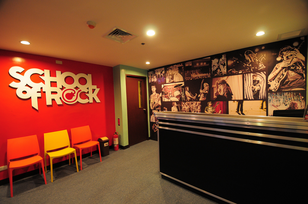 SchoolOfRock_JackieGo_Lobby