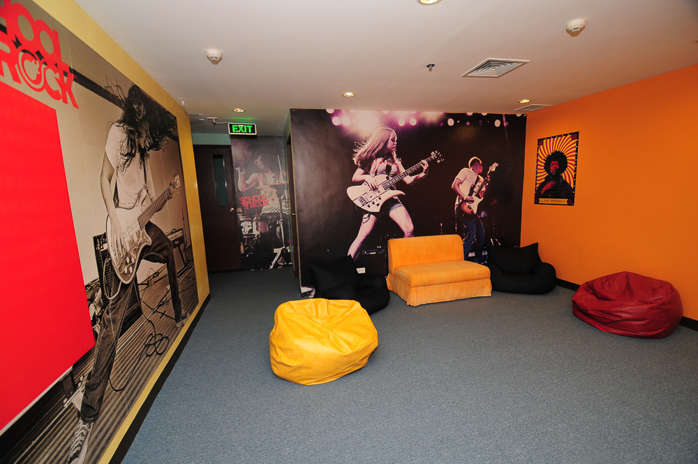 SchoolOfRock_JackieGo_StudentLounge