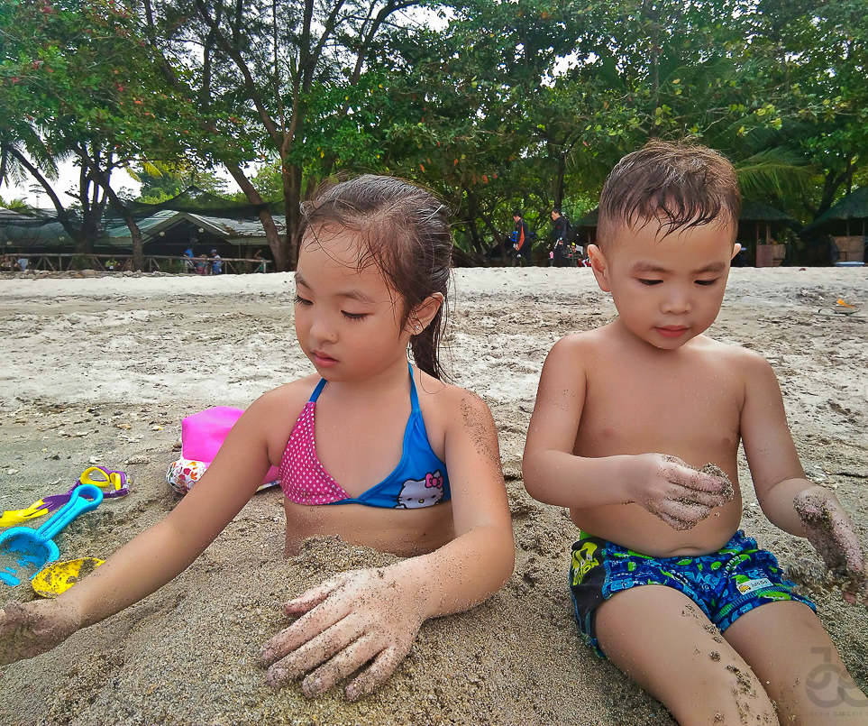Beach_lilJGs_JackieGo_2