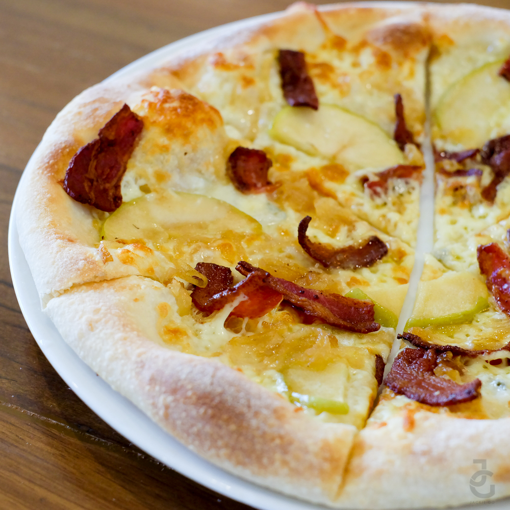 CPK_NewMenu2015_CaramelizedAppleBaconGorgonzola_JackieGo