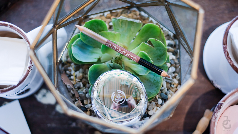 TheBodyShop_Commitment_JackieGo_BrowDefiner