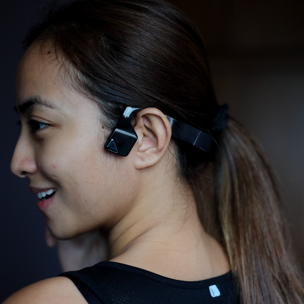 AfterShokz_Bluez2S_WirelessBoneHeadphones_JackieGo_10