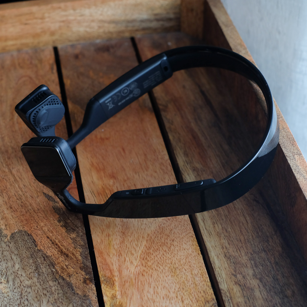 AfterShokz_Bluez2S_WirelessBoneHeadphones_JackieGo_4