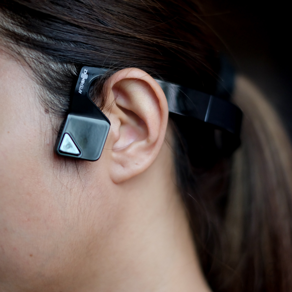 AfterShokz_Bluez2S_WirelessBoneHeadphones_JackieGo_7