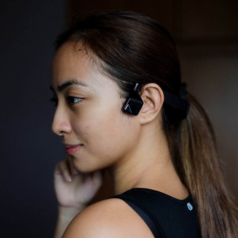 AfterShokz_Bluez2S_WirelessBoneHeadphones_JackieGo_9